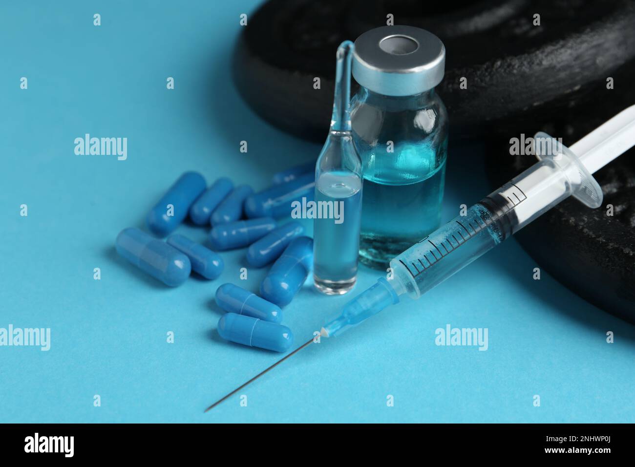 Verschiedene Drogen und Sportgeräte auf türkisfarbenem Hintergrund, Nahaufnahme. Dopingkontrolle Stockfoto