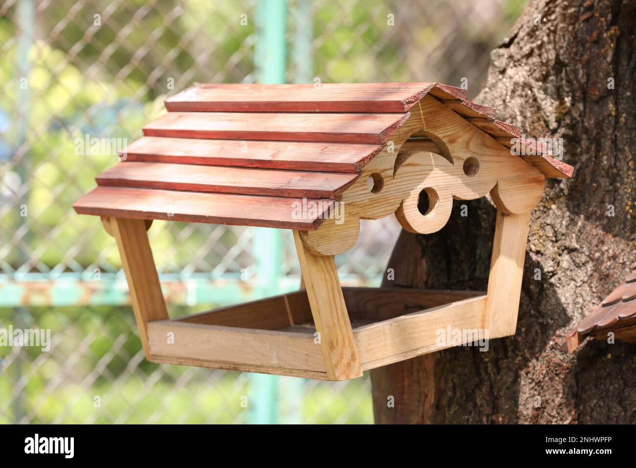 Süßes Vogelhaus aus Holz auf einem Baum im Freien Stockfotografie - Alamy