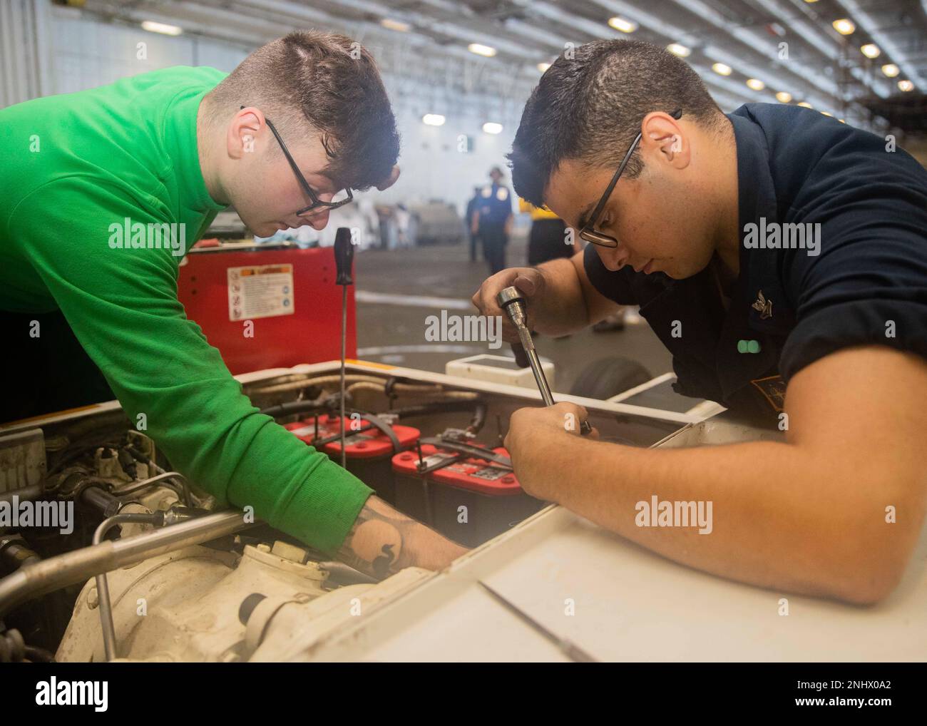 Aviation Support Equipment Technician 3. Class Kennith Ryan, Left, aus Jackson, Michigan, und Aviation Support Equipment Technician 2. Class Daren Anderson, die beide der Abteilung für die Zwischenwartung von Flugzeugen der USS Gerald R. Ford (CVN 78) zugewiesen sind, führen Routinewartungen an einem Auffangwagen in der Hangarbucht durch, 3. August 2022. Ford ist im Atlantik unterwegs und führt Untersuchungen durch, um den geplanten Einsatz im Herbst vorzubereiten. Stockfoto