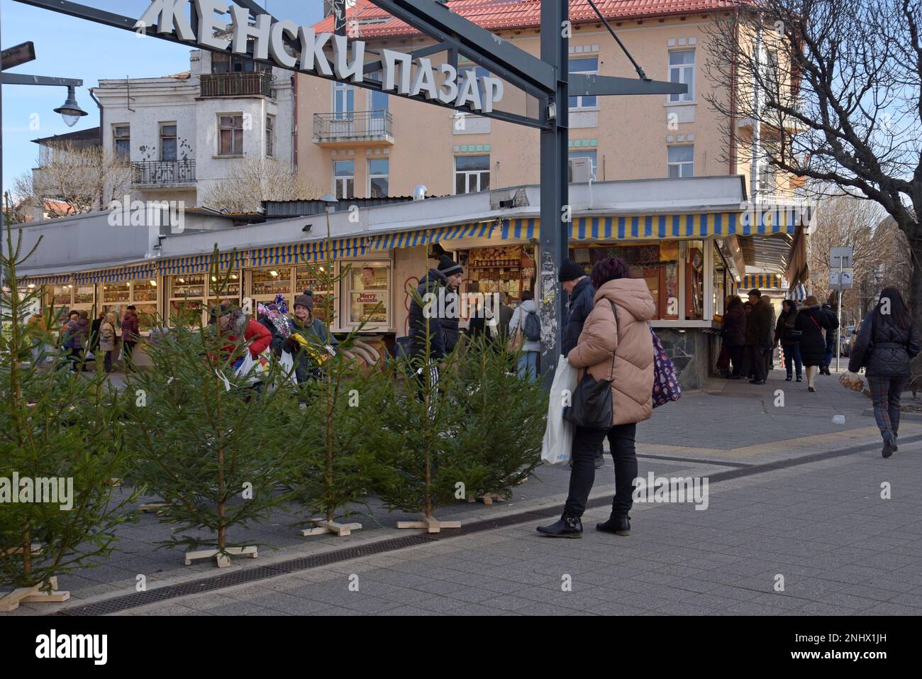 Eine Frau, die im Zhenski Pazar oder auf dem Damenbasar in Sofia, Bulgarien einkauft Stockfoto