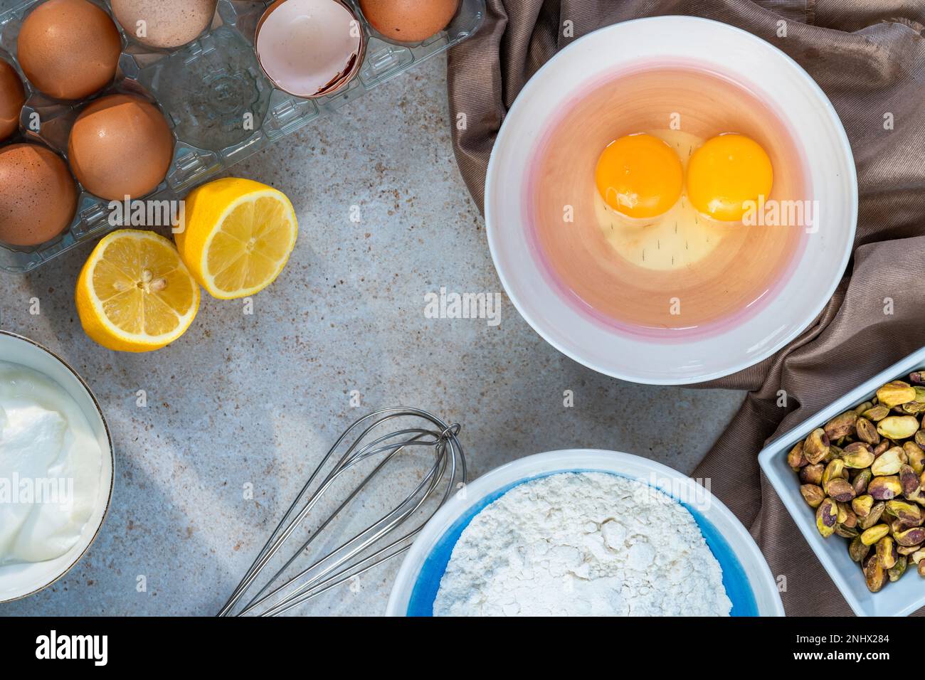 Zutaten für Zitronen- und Pistazienkuchen - Blick von oben Stockfoto