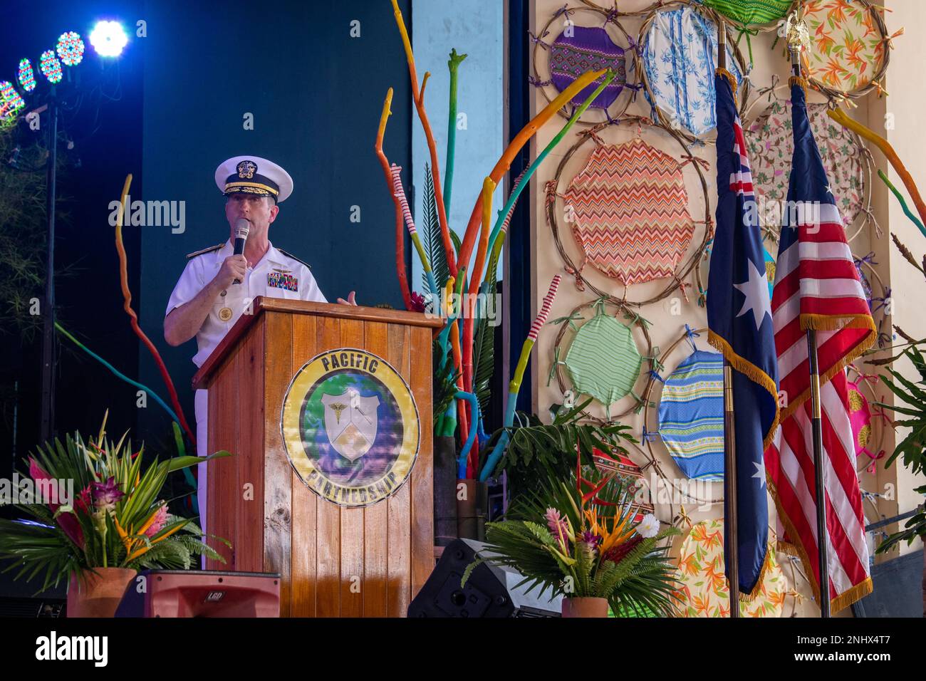 PUERTO PRINCESA, Philippinen (3. August 2022) – Hinten ADM Mark Melson, Commander, Task Force 73 (CTF 73), gibt während der Pacific Partnership 2022. Philippinische Eröffnungszeremonie im Mendoza Park eine Rede. Die Pazifikpartnerschaft ist die größte multinationale Mission zur Vorbereitung auf humanitäre Hilfe und Katastrophenhilfe, die jährlich im Indo-Pazifik durchgeführt wird. Sie ist seit 17. Jahren Teil der Partnerschaft. Stockfoto