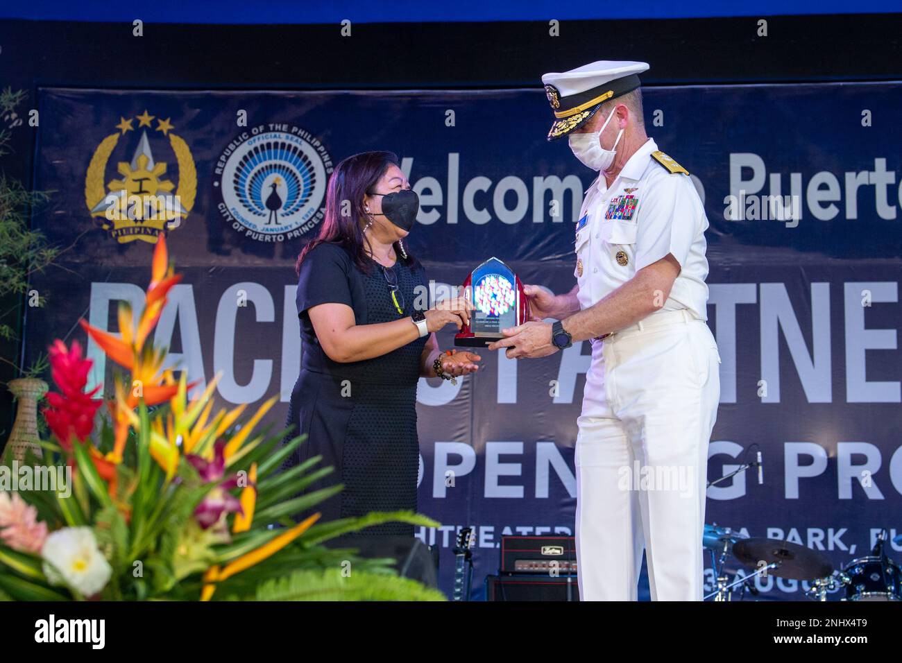 PUERTO PRINCESA, Philippinen (3. August 2022) – Rear ADM. Mark Melson, Commander, Task Force 73 (CTF 73), Right, präsentiert während der philippinischen Eröffnungszeremonie der Pacific Partnership 2022 im Mendoza Park eine Tafel für die ehrenwerte Maria Nancy M. Socrates, Puerto Princesa City Vice Mayor. Die Pazifikpartnerschaft ist die größte multinationale Mission zur Vorbereitung auf humanitäre Hilfe und Katastrophenhilfe, die jährlich im Indo-Pazifik durchgeführt wird. Sie ist seit 17. Jahren Teil der Partnerschaft. Stockfoto