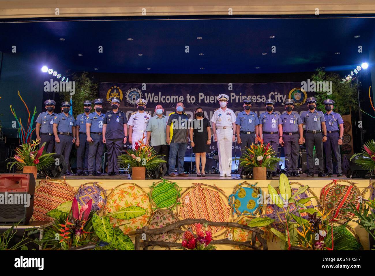 PUERTO PRINCESA, Philippinen (3. August 2022) – Hinten ADM. Mark Melson, Commander, Task Force 73 (CTF 73), Mitte rechts, Und die ehrenwerte Maria Nancy M. Sokrates, Puerto Princesa City Vizebürgerin, Center, posieren für ein Foto mit der Puerto Princesa City Police während der Pacific Partnership 2022 Philippinen Eröffnungszeremonie im Mendoza Park. Die Pazifikpartnerschaft ist die größte multinationale Mission zur Vorbereitung auf humanitäre Hilfe und Katastrophenhilfe, die jährlich im Indo-Pazifik durchgeführt wird. Sie ist seit 17. Jahren Teil der Partnerschaft. Stockfoto
