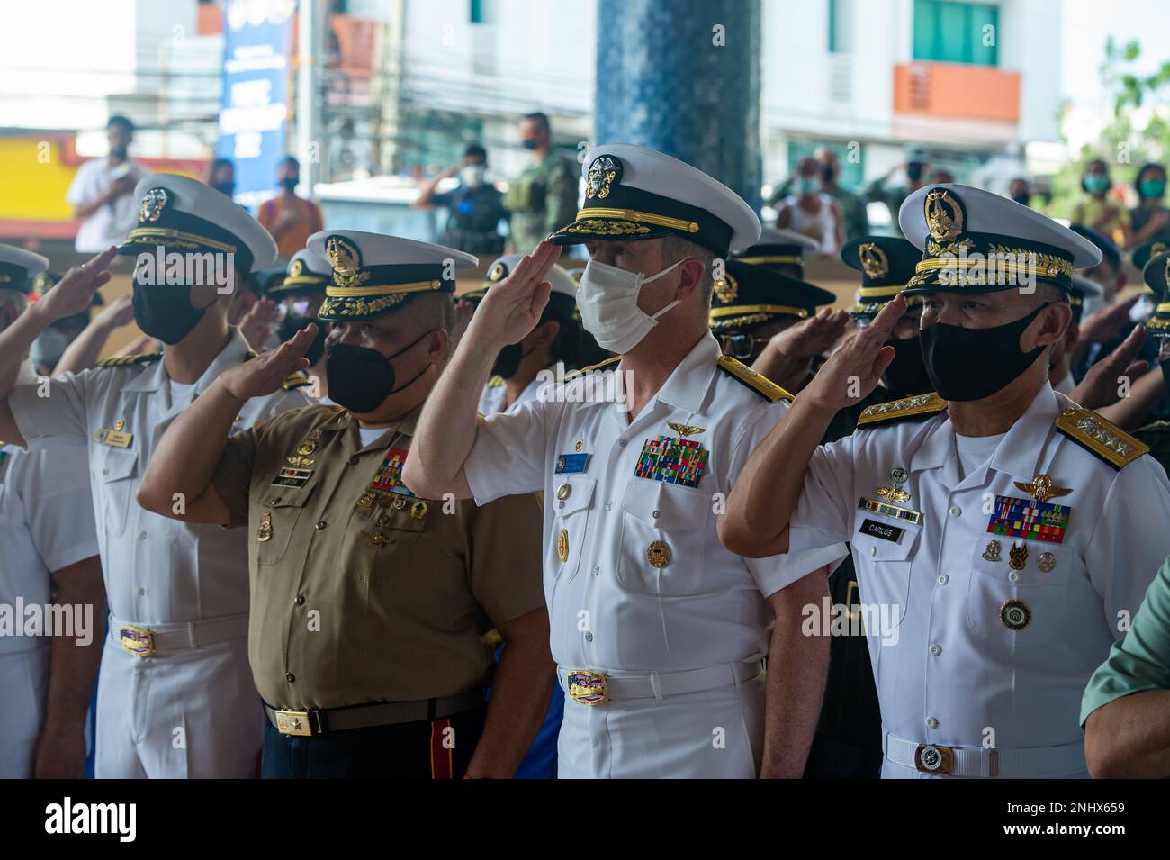 PUERTO PRINCESA, Philippinen (3. August 2022) – Konteradmiral Mark Melson, Befehlshaber, Task Force 73 (CTF 73), Mitte rechts, salutiert während der Pacific Partnership 2022 bei der philippinischen Eröffnungszeremonie im Mendoza Park in Farben neben Mitgliedern der Streitkräfte der Philippinen. Die Pazifikpartnerschaft ist die größte multinationale Mission zur Vorbereitung auf humanitäre Hilfe und Katastrophenhilfe, die jährlich im Indo-Pazifik durchgeführt wird. Sie ist seit 17. Jahren Teil der Partnerschaft Stockfoto