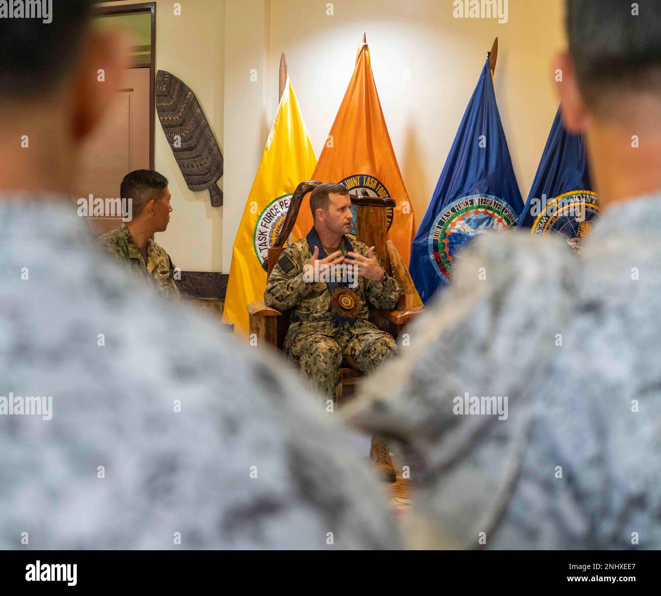 220802-N-HG389-0106 PUERTO PRINCESA, Philippinen (2. August 2022) Rear ADM. Mark Melson, Commander, Task Force 73 (CTF 73), spricht zu multinationalen Führungskräften aus den USA Streitkräfte, die Streitkräfte der Philippinen und die Königliche Marine bei einem Besuch im westlichen Hauptquartier zur Unterstützung der Pazifischen Partnerschaft 2022. Die Pazifikpartnerschaft ist die größte multinationale Mission zur Vorbereitung auf humanitäre Hilfe und Katastrophenhilfe, die jährlich im Indo-Pazifik durchgeführt wird. Sie ist seit 17. Jahren Teil der Partnerschaft. Stockfoto