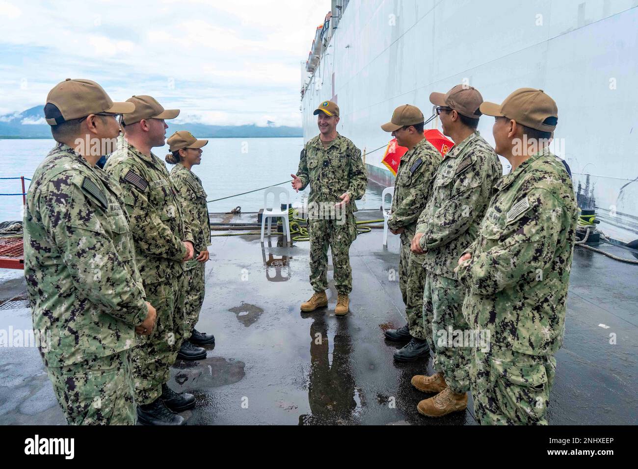 220802-N-HG389-0064 PUERTO PRINCESA, Philippinen (2. August 2022) Hinten ADM. Mark Melson, Commander, Task Force 73 (CTF 73), spricht zu Seeleuten, die dem Krankenhausschiff USNS Mercy (T-AH 19) außerhalb von Mercy während der Pacific Partnership 2022 zugewiesen wurden. Die Pazifikpartnerschaft ist die größte multinationale Mission zur Vorbereitung auf humanitäre Hilfe und Katastrophenhilfe, die jährlich im Indo-Pazifik durchgeführt wird. Stockfoto