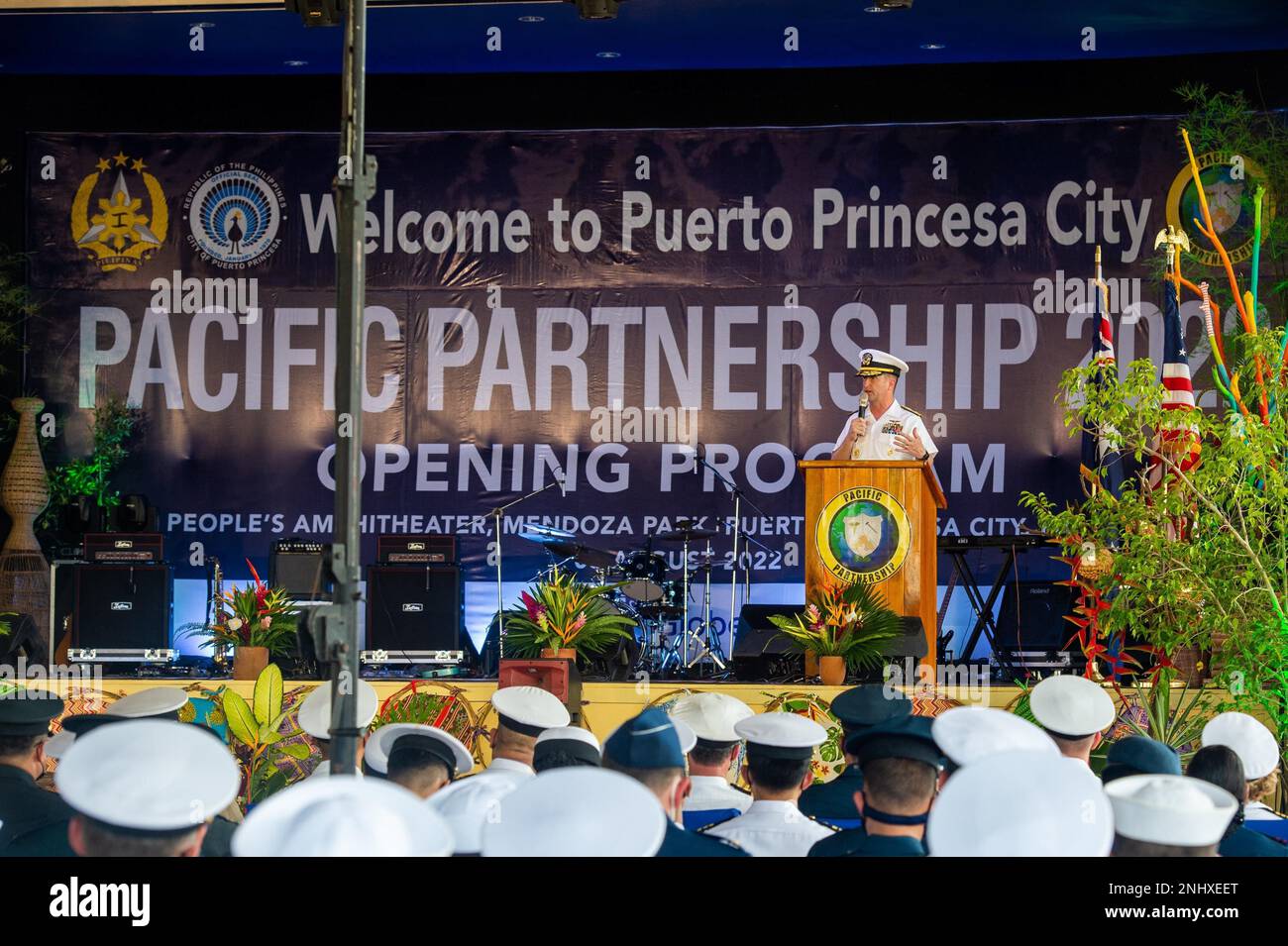 PUERTO PRINCESA, Philippinen (3. August 2022) – Konteradmiral Mark Melson, Befehlshaber der Task Force 73 (CTF 73), spricht während der Pacific Partnership 2022 philippinischen Eröffnungszeremonie im Mendoza Park. Die Pazifikpartnerschaft ist die größte multinationale Mission zur Vorbereitung auf humanitäre Hilfe und Katastrophenhilfe, die jährlich im Indo-Pazifik durchgeführt wird. Sie ist seit 17. Jahren Teil der Partnerschaft. Stockfoto