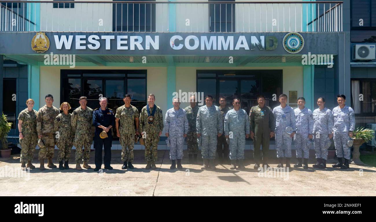 220802-N-HG389-0152 PUERTO PRINCESA Philippines (2. August 2022) Militärführer aus den USA Streitkräfte, die Streitkräfte der Philippinen und die Royal Navy posieren für ein Foto während der Konteradmiration. Mark Melson's, Commander, Task Force 73 (CTF 73), und Capt. Hank Kim, Befehlshaber der Pacific Partnership 2022 (PP22)-Mission, Besuch im westlichen Kommando-Hauptquartier zur Unterstützung von PP22. Die Pazifikpartnerschaft ist die größte multinationale Mission zur Vorbereitung auf humanitäre Hilfe und Katastrophenhilfe, die jährlich im Indo-Pazifik durchgeführt wird. Sie ist seit 17. Jahren Teil der Partnerschaft. Stockfoto