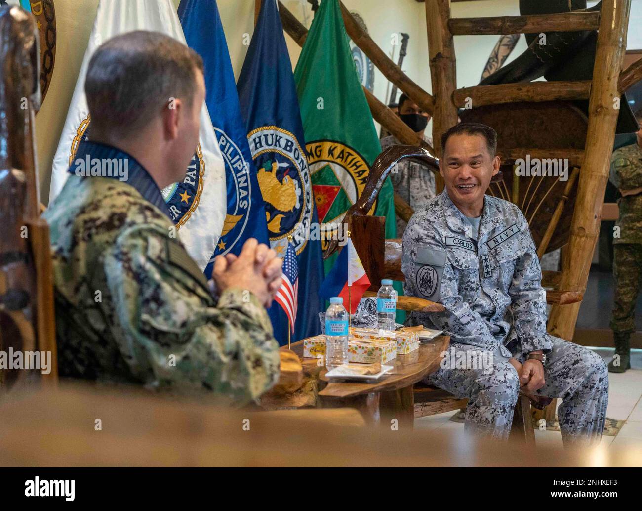 220802-N-HG389-0102 PUERTO PRINCESA, Philippinen (2. August 2022) Hinten-ADM Mark Melson, Befehlshaber, Task Force 73 (CTF 73), Left, und philippinischer Navy Vice ADM. Alberto Carlos, Befehlshaber des westlichen Kommandos, erörtert laufende Partneroperationen im Western Command Headquarters während der Pacific Partnership 2022. Die Pazifikpartnerschaft ist die größte multinationale Mission zur Vorbereitung auf humanitäre Hilfe und Katastrophenhilfe, die jährlich im Indo-Pazifik durchgeführt wird. Sie ist seit 17. Jahren Teil der Partnerschaft. Stockfoto