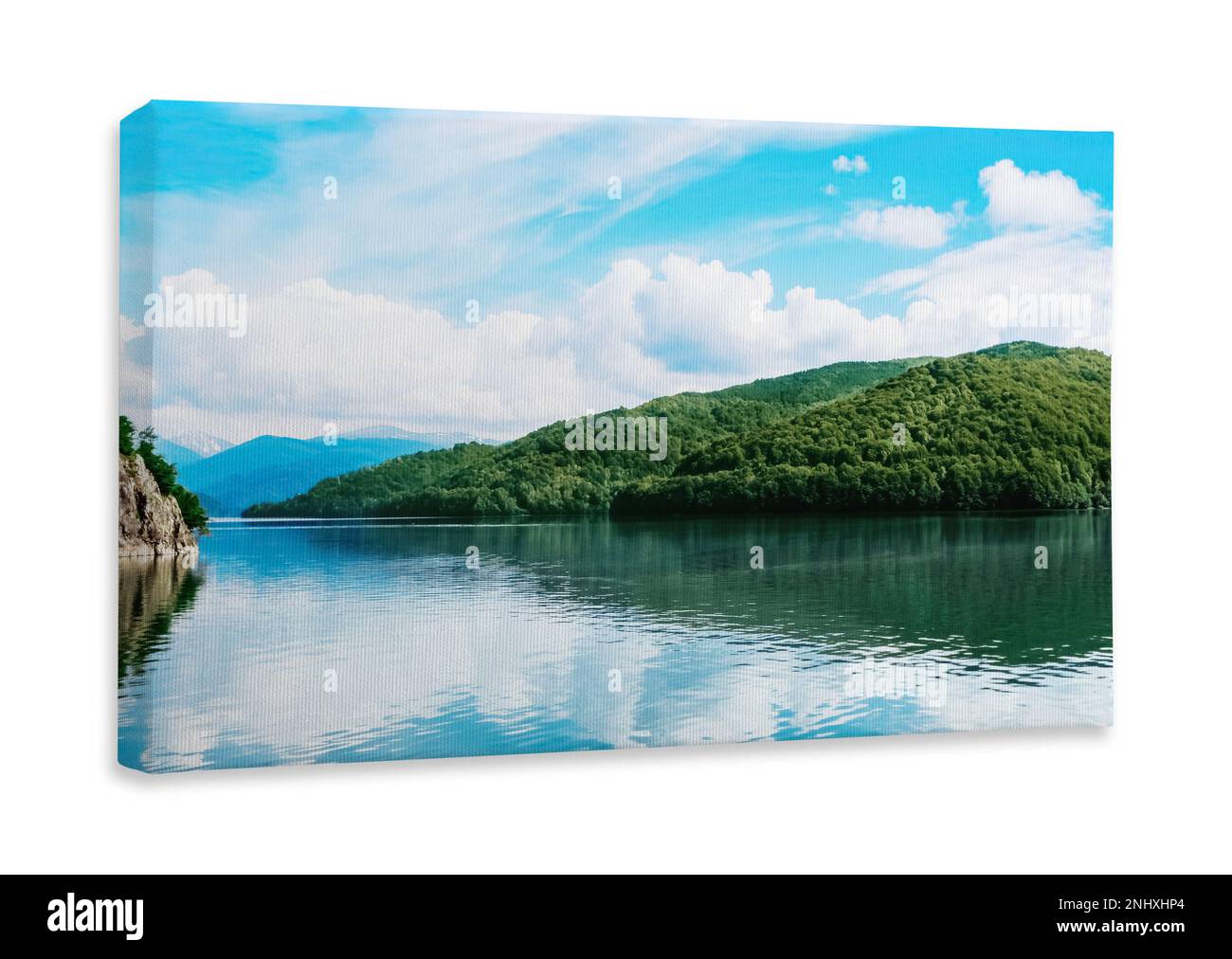 Foto auf Leinwand, weißer Hintergrund. Malerischer Blick auf den wunderschönen See, umgeben von Bergen an sonnigen Tagen Stockfoto