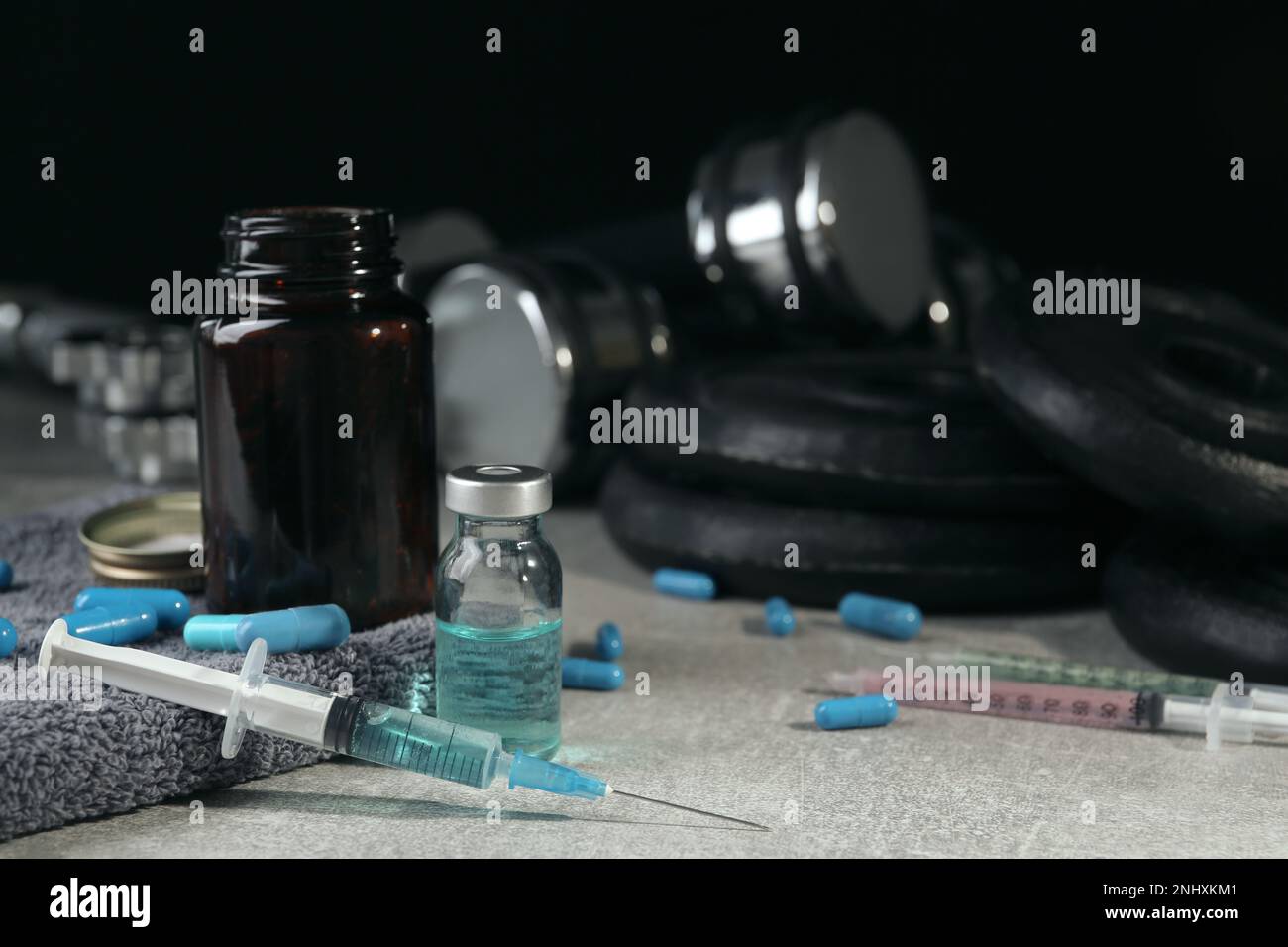 Verschiedene Drogen und Sportgeräte auf dem Tisch. Dopingkontrolle Stockfoto