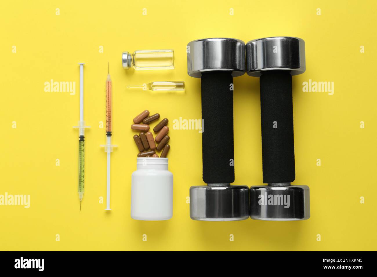 Verschiedene Drogen und Sportgeräte auf gelbem Hintergrund, flach liegend. Dopingkontrolle Stockfoto