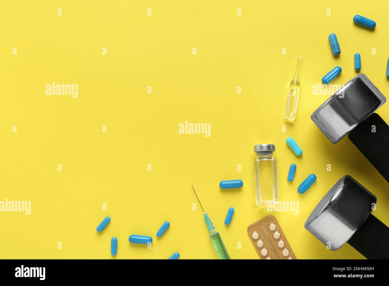 Flache Anordnung verschiedener Drogen und Sportgeräte auf gelbem Hintergrund, Platz für Text. Dopingkontrolle Stockfoto