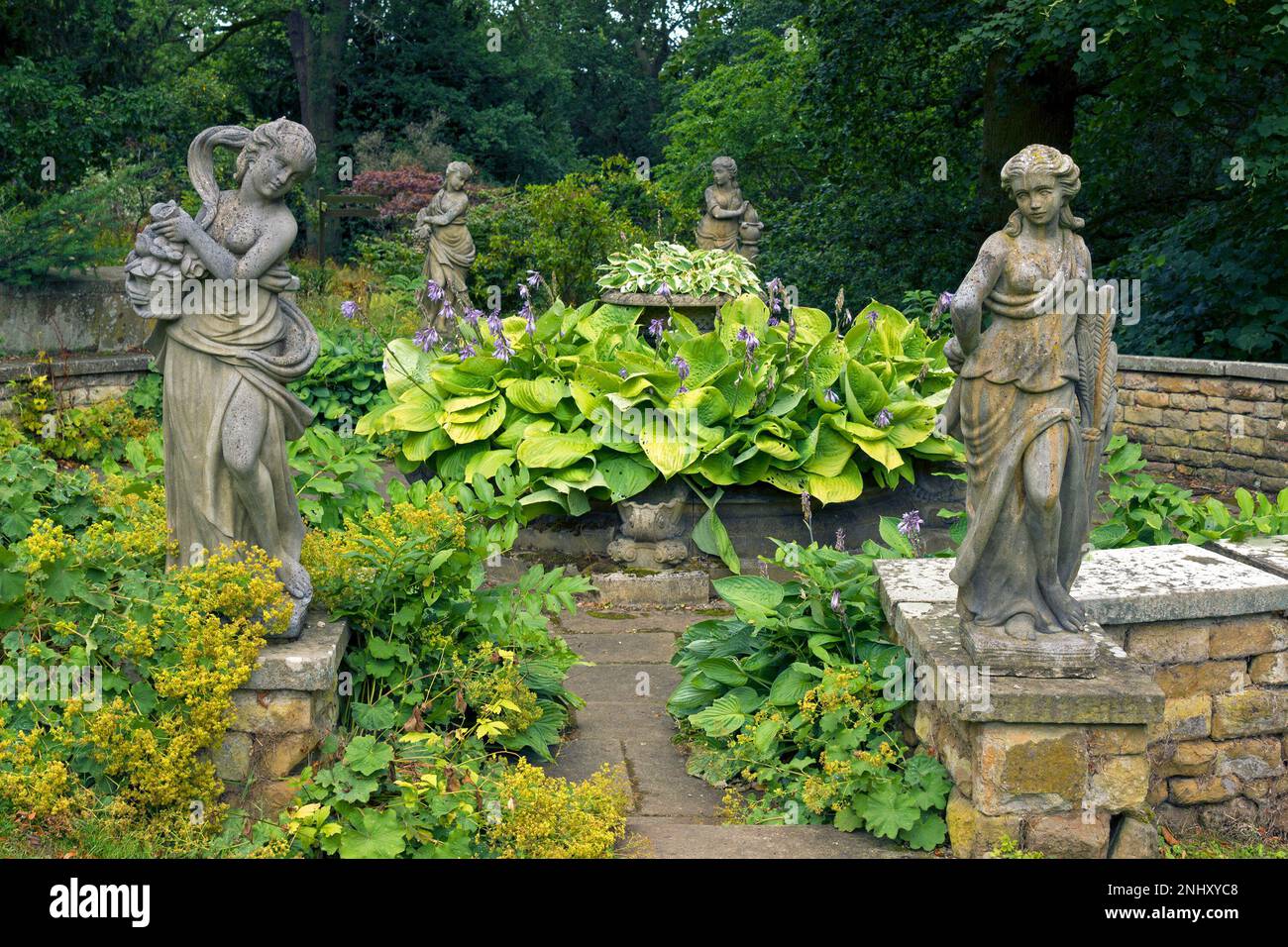 Statuen klassischer griechischer Göttinnen im Statue Garden im Belvoir Castle, Leicestershire, England, Großbritannien Stockfoto
