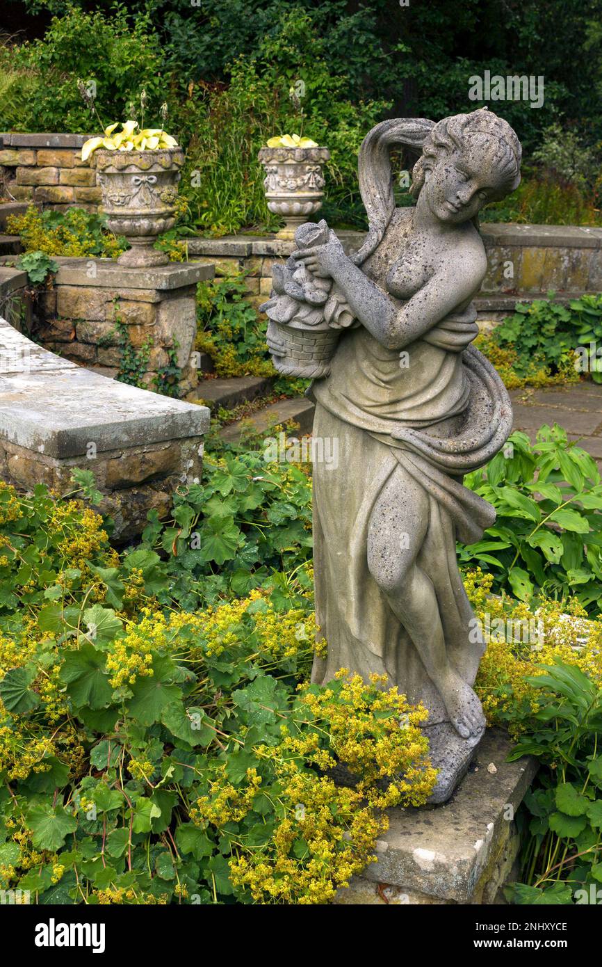 Die Statue einer klassischen griechischen Göttin im Statue Garden im Belvoir Castle, Leicestershire, England, Großbritannien Stockfoto