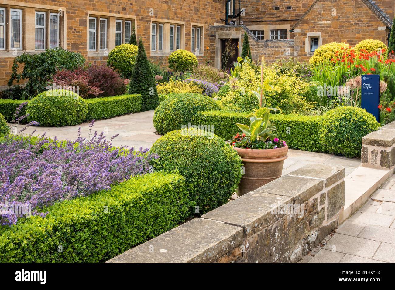 Attraktive, gepflegte und gepflegte Gärten vor dem West Deyne Gebäude, Uppingham School, Rutland, England, Großbritannien Stockfoto