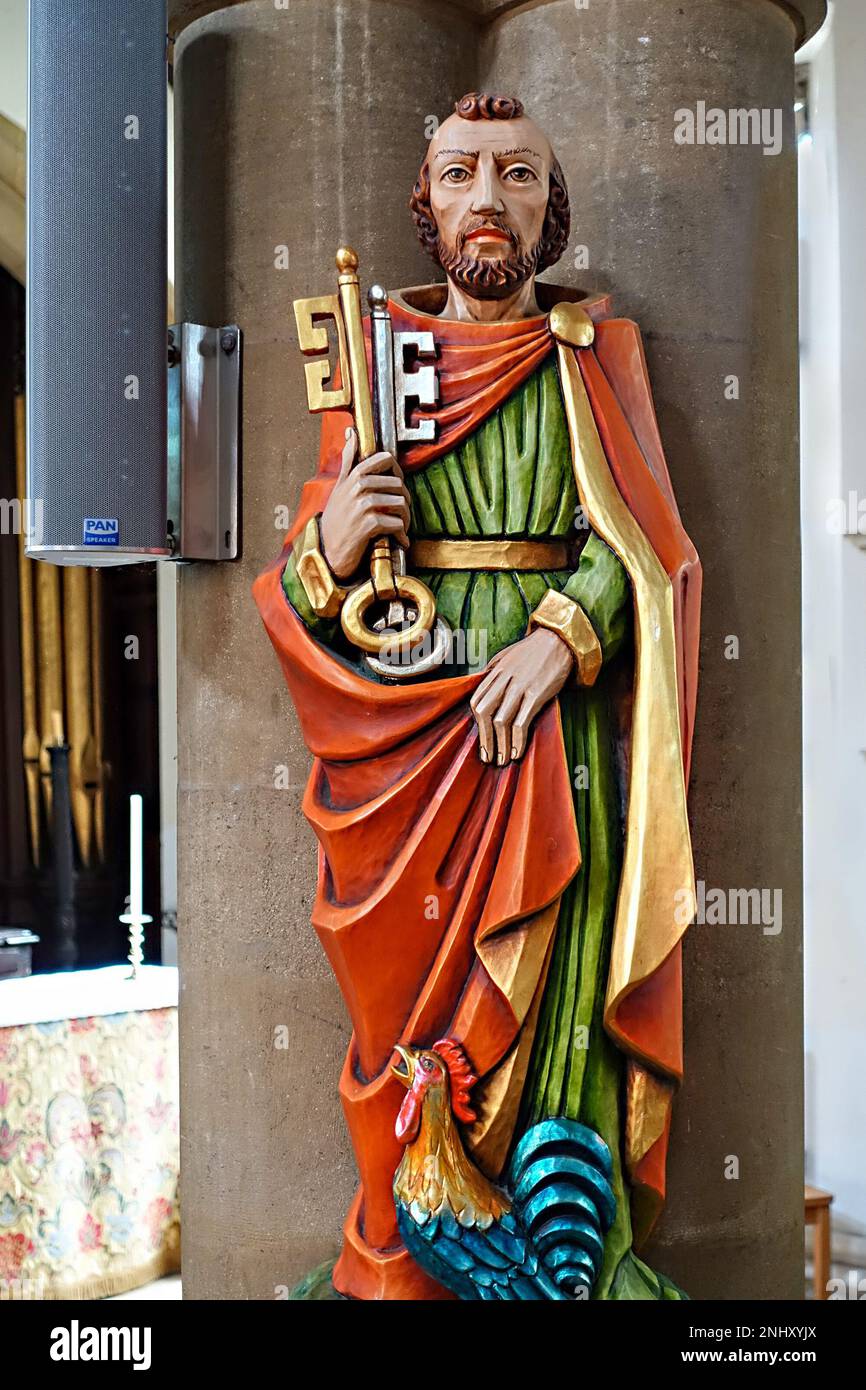 Farbenfrohe geschnitzte und bemalte Figur von St. Peter in St. Peter und St Paul's Church, Uppingham, Rutland, England, Großbritannien Stockfoto