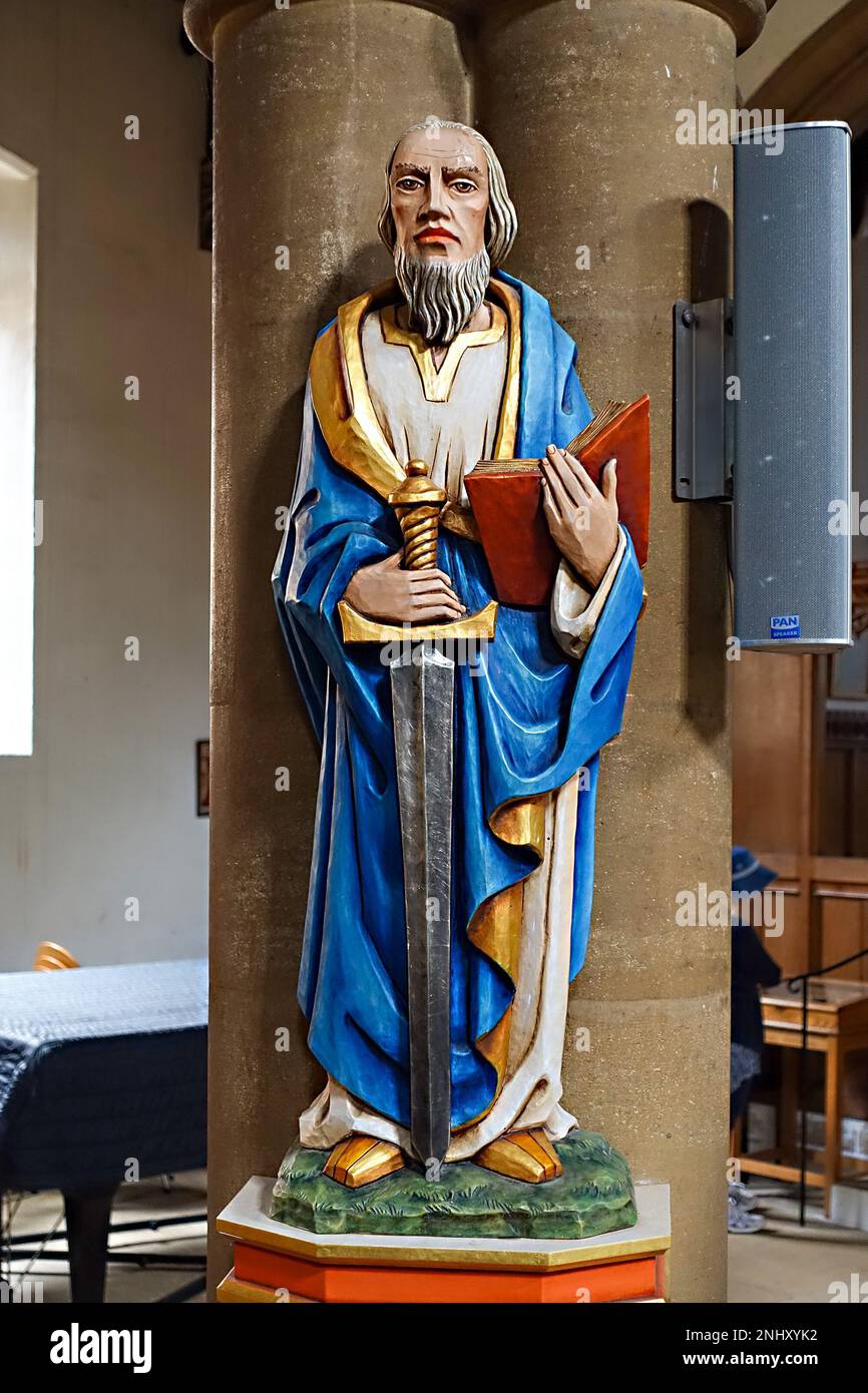 Farbenfrohe geschnitzte und bemalte Figur von St. Paul in St. Peter und St Paul's Church, Uppingham, Rutland, England, Großbritannien Stockfoto