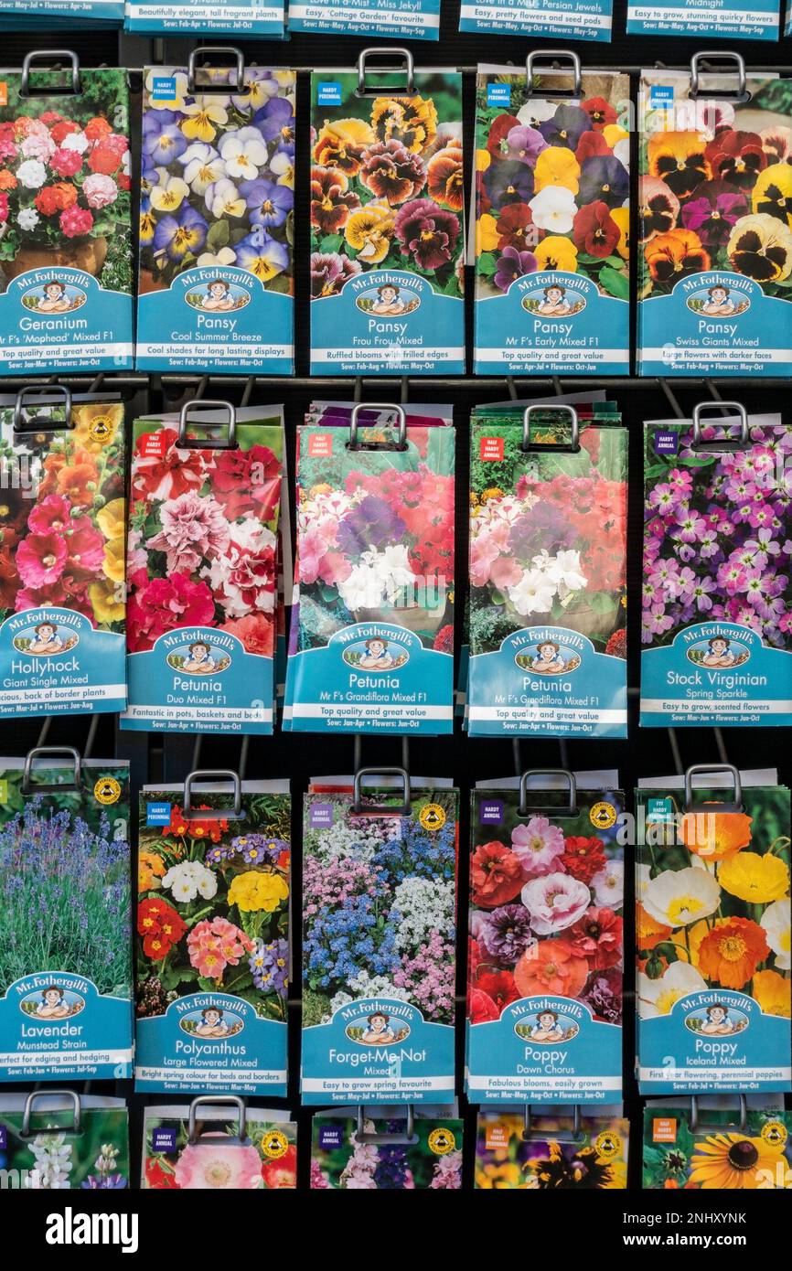 Schöne Reihen bunter Blumensaatpakete von Mr. Fothergill hängen auf dem Ausstellungsstand im britischen Gartenzentrum. Stockfoto