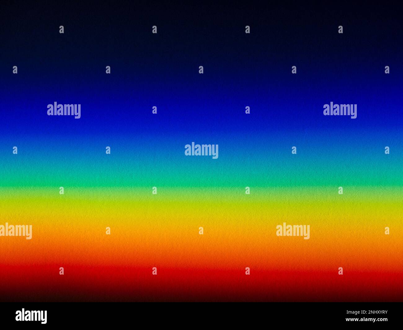 Reines Sonnenlicht ROYGBIV-Farbspektrum aus einem Prisma, das auf weißes Papier projiziert wird, um das sichtbare Spektrum als Streifen intensiver heller Farben darzustellen. Stockfoto