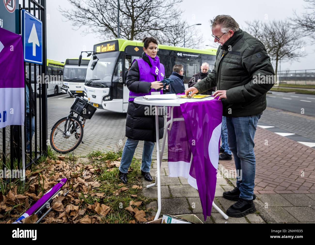 HAARLEM - Fahrer, Mitglieder der CNV-Gewerkschaft, melden sich für einen Streik durch Regionalverkehr an. Die neuen nationalen Streiks kommen zwei Wochen nach einem fünftägigen Streik im Regionalverkehr. Die Mitarbeiter wünschen sich einen neuen Tarifvertrag mit Löhnen, die entsprechend der Inflation steigen, und Maßnahmen zur Verringerung der hohen Arbeitsbelastung. ANP REMKO DE WAAL niederlande raus - belgien raus Stockfoto