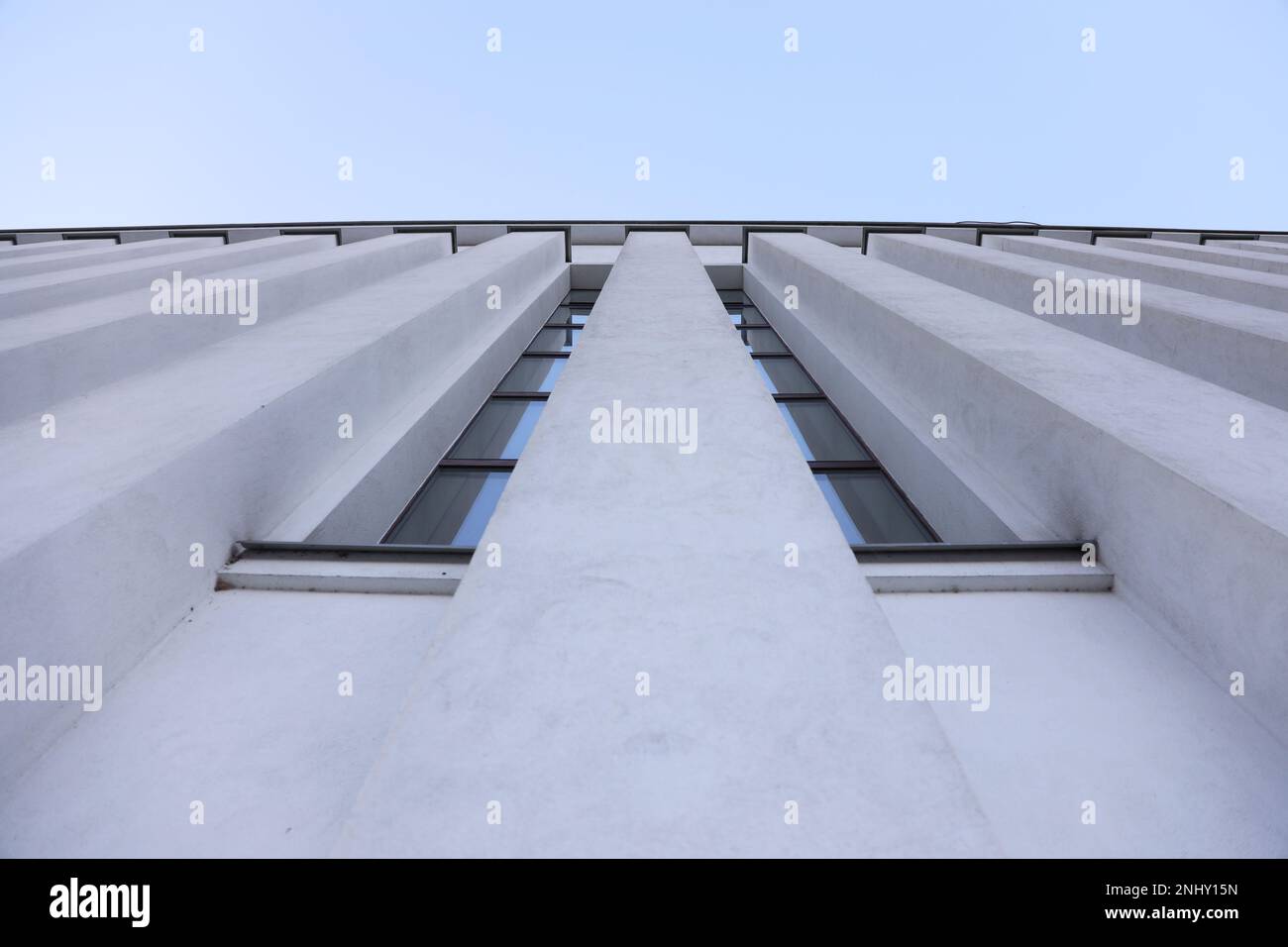 Dieses fesselnde Stockfoto zeigt einen tiefen Blick auf die Fenster der Christ's Resurrection Church in Kaunas, Litauen. Das Foto hat einen Mini Stockfoto