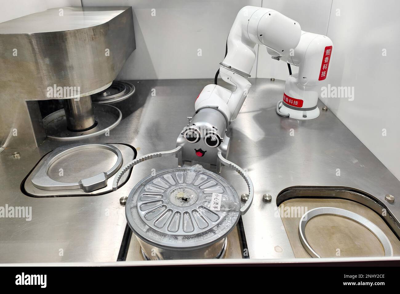 SHANGHAI, CHINA - 22. FEBRUAR 2023 - Eine intelligente Snackmaschine funktioniert in einem Einkaufszentrum in Shanghai, China, 22. Februar 2023. Es wird berichtet, dass die SM Stockfoto