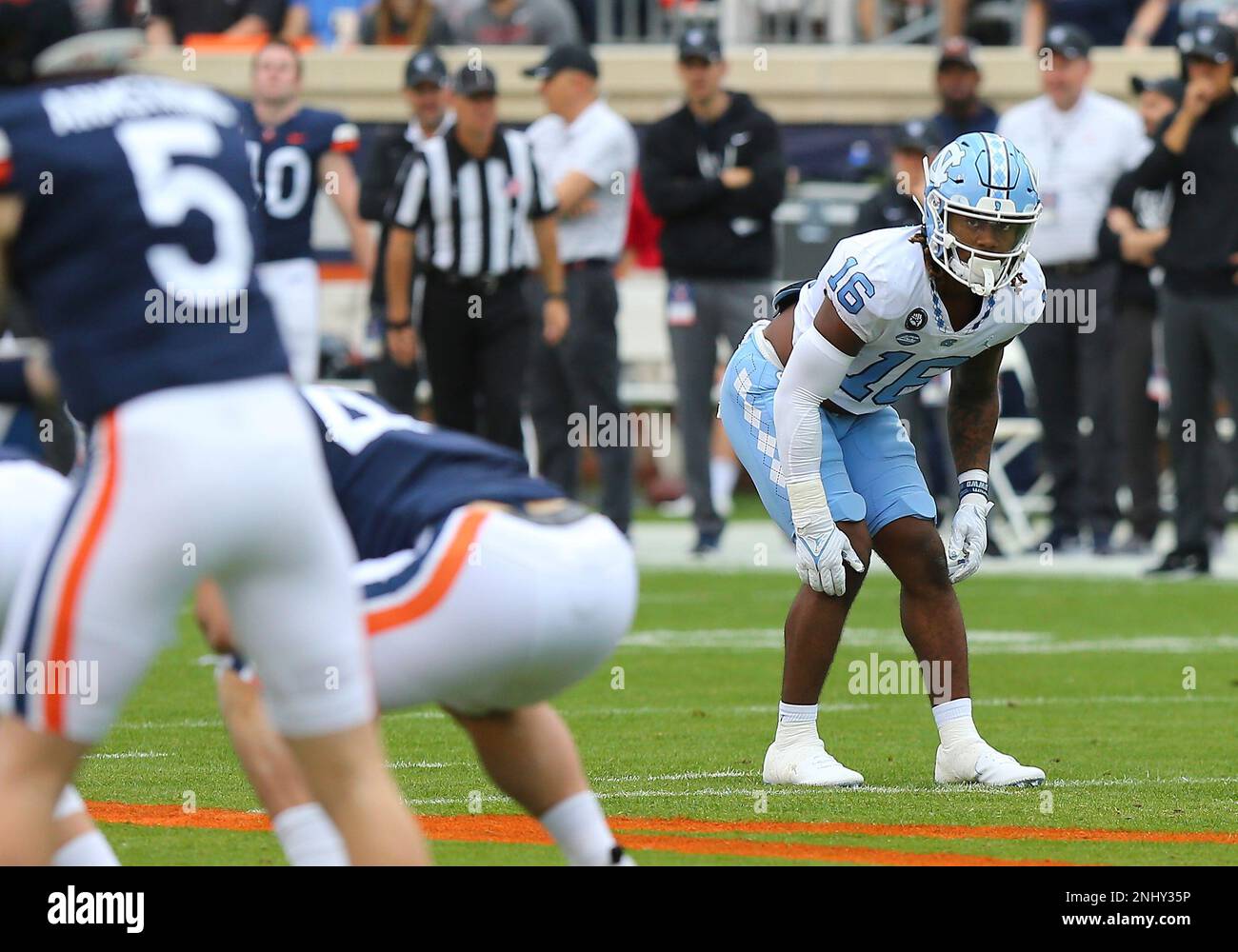 CHARLOTTESVILLE, VA - NOVEMBER 05: North Carolina Tar Heels defensive back DeAndre Boykins (16) peeks into the backfield during a college football game between the North Carolina Tar Heels and the Virginia Cavaliers on November 05, 2022, at Scott Stadium in Charlottesville, VA. (Photo by Lee Coleman/Icon Sportswire) (Icon Sportswire via AP Images) Stockfoto