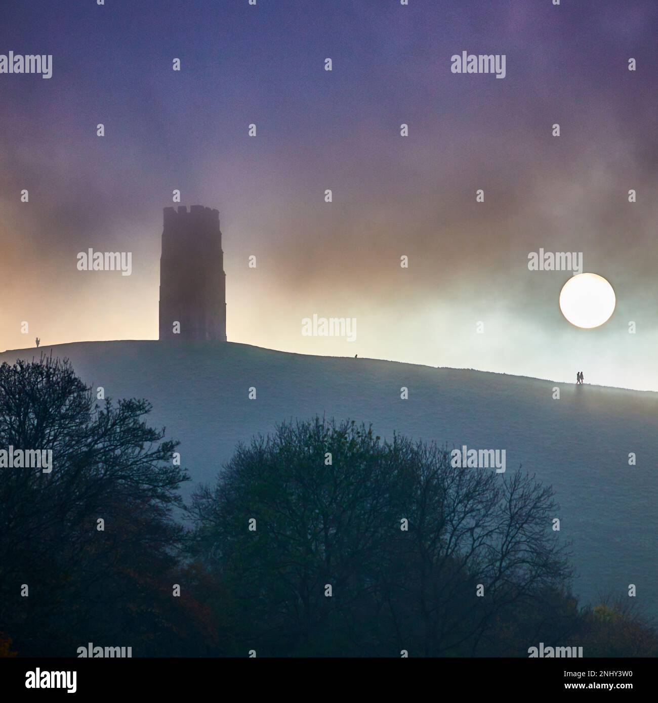 Die Sonne über Glastonbury Tor, Somerset Stockfoto