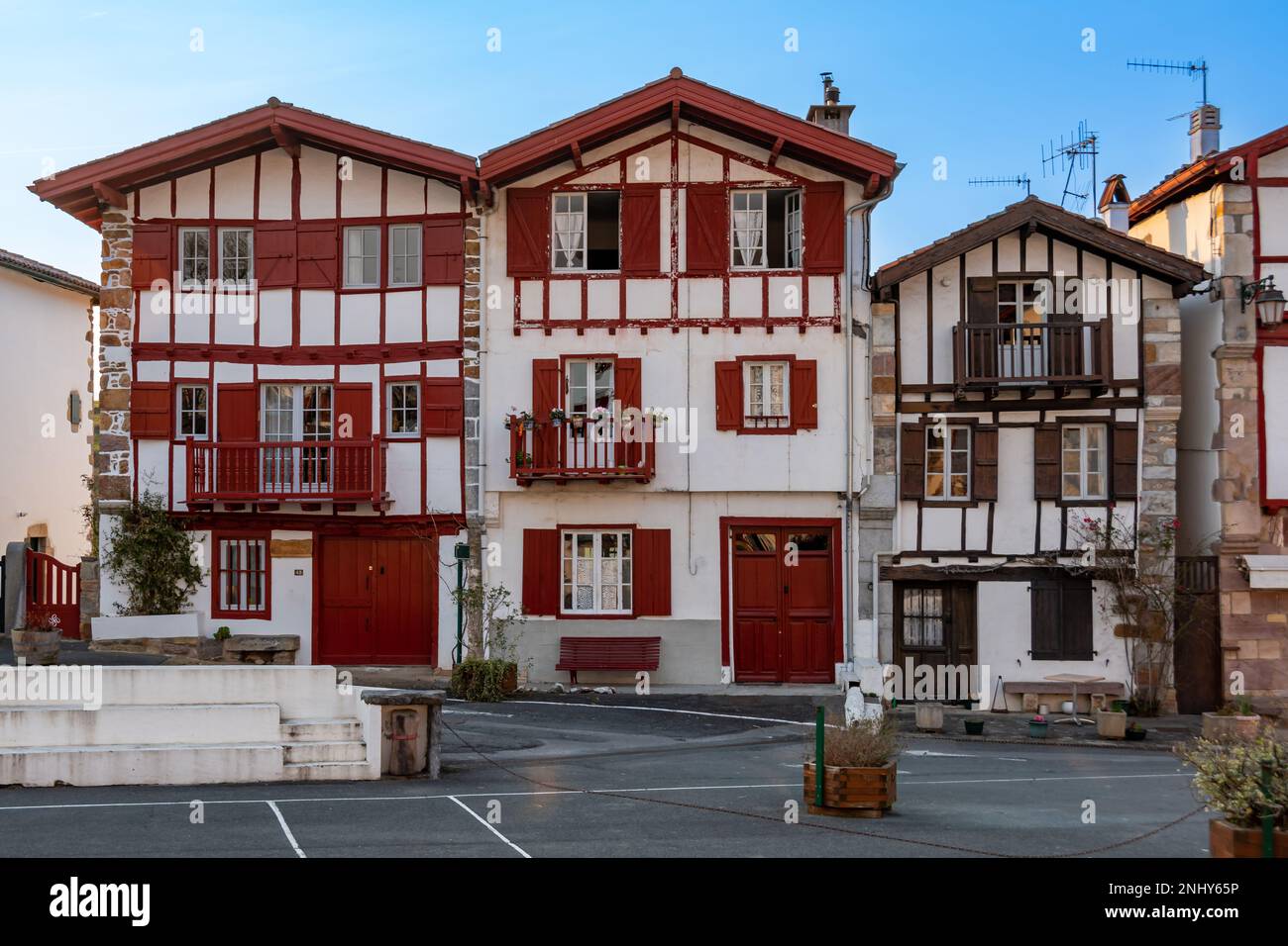 Fassaden typischer baskischer Häuser im touristischen Dorf Ainhoa, Frankreich, Gemeinde im französischen Baskenland Stockfoto