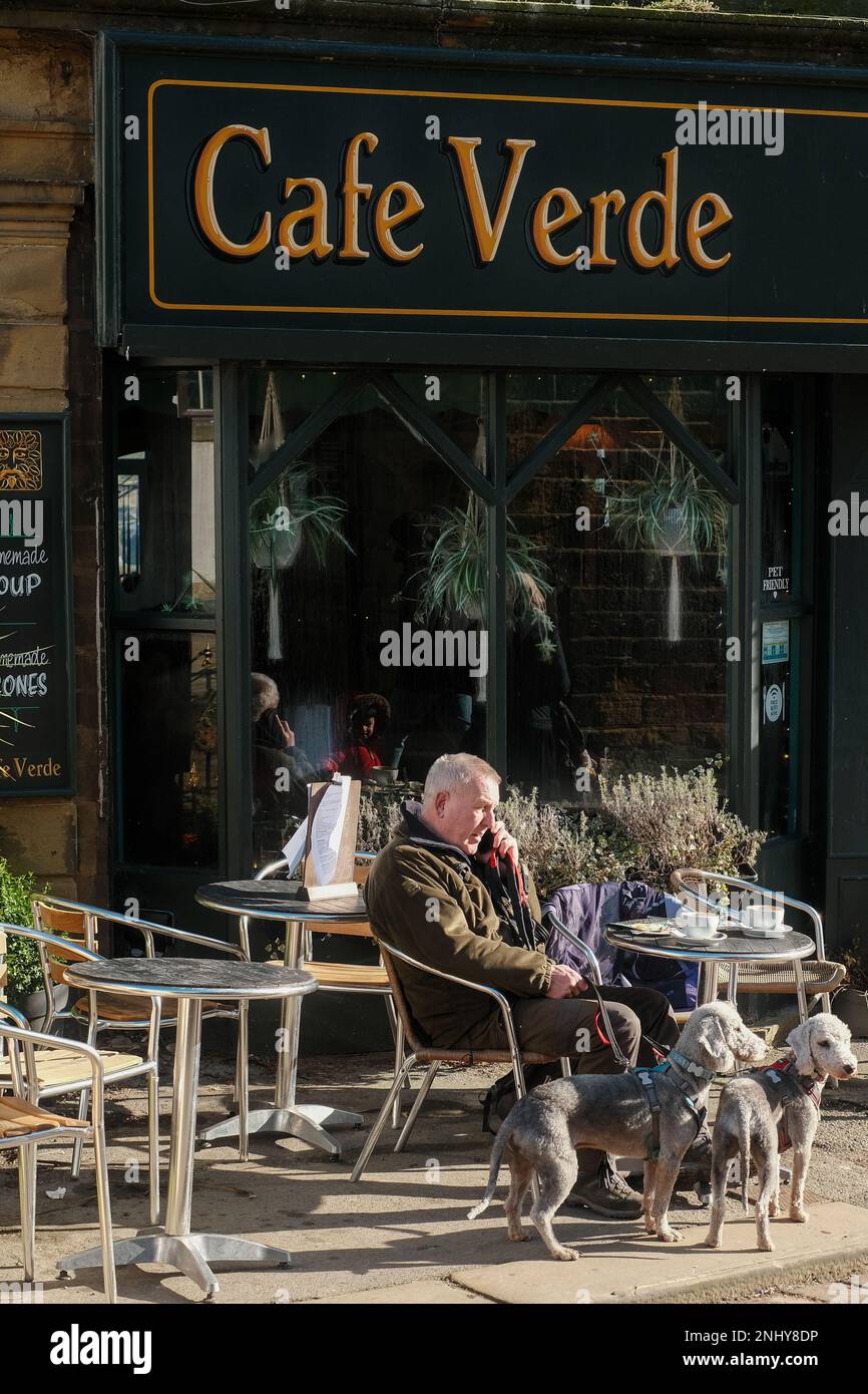 Haworth, West Yorkshire, Großbritannien. Das Café Verde. Haworth ist ein beliebtes Dorf, das berühmt ist als Heimat der Bronte Sisters und bei Touristen beliebt ist Stockfoto