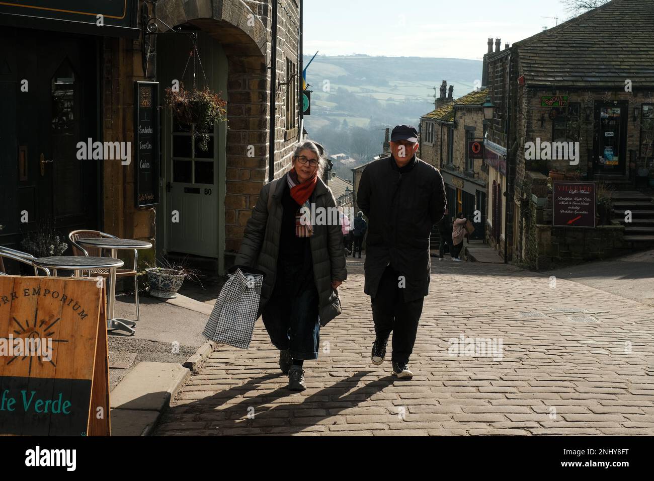 Haworth, West Yorkshire, Großbritannien. Ein beliebtes Dorf, das als Heimat der Bronte Sisters berühmt ist, ist das ganze Jahr über bei Touristen beliebt. Stockfoto