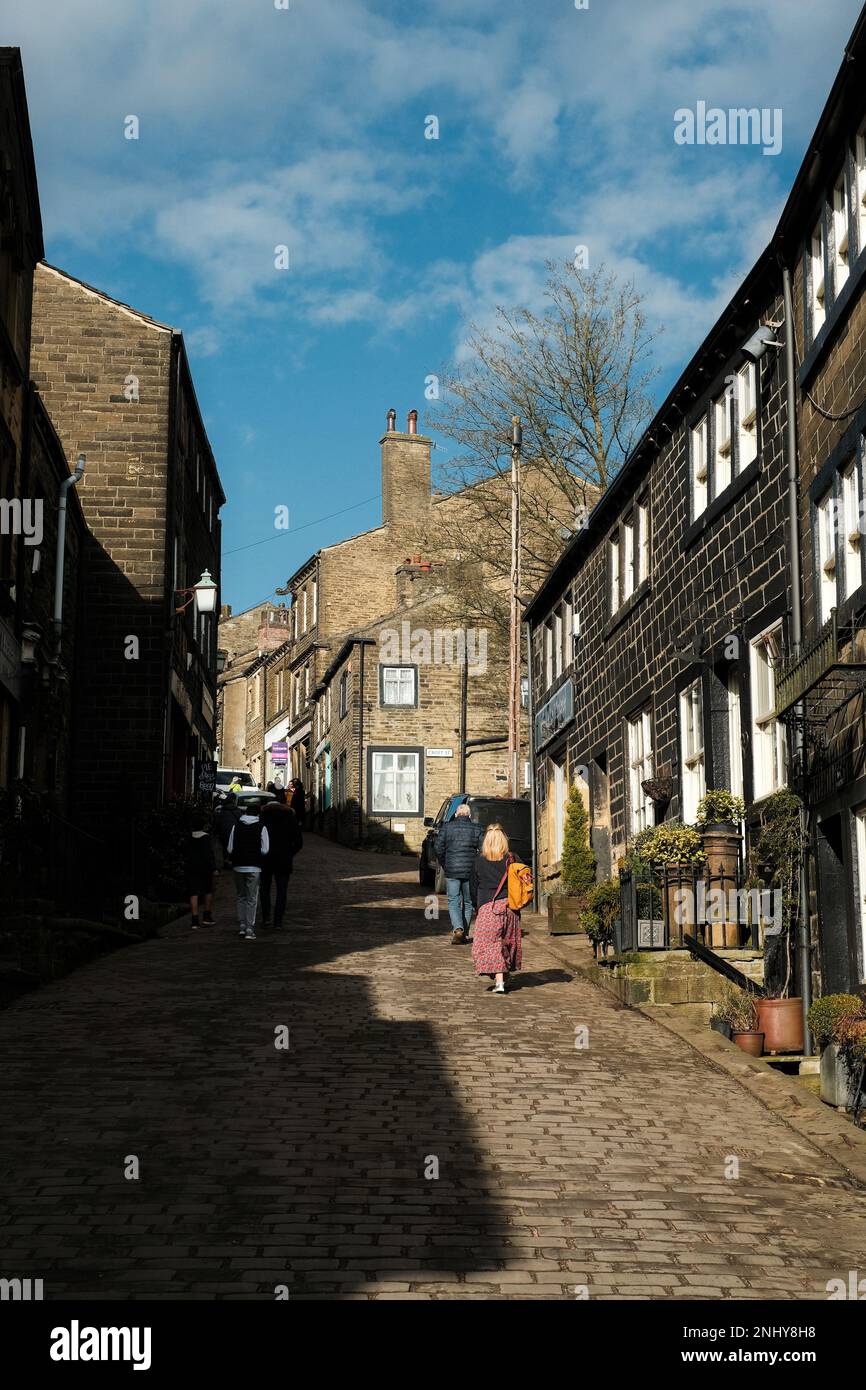 Haworth, West Yorkshire, Großbritannien. Ein beliebtes Dorf, das als Heimat der Bronte Sisters berühmt ist, ist das ganze Jahr über bei Touristen beliebt. Stockfoto