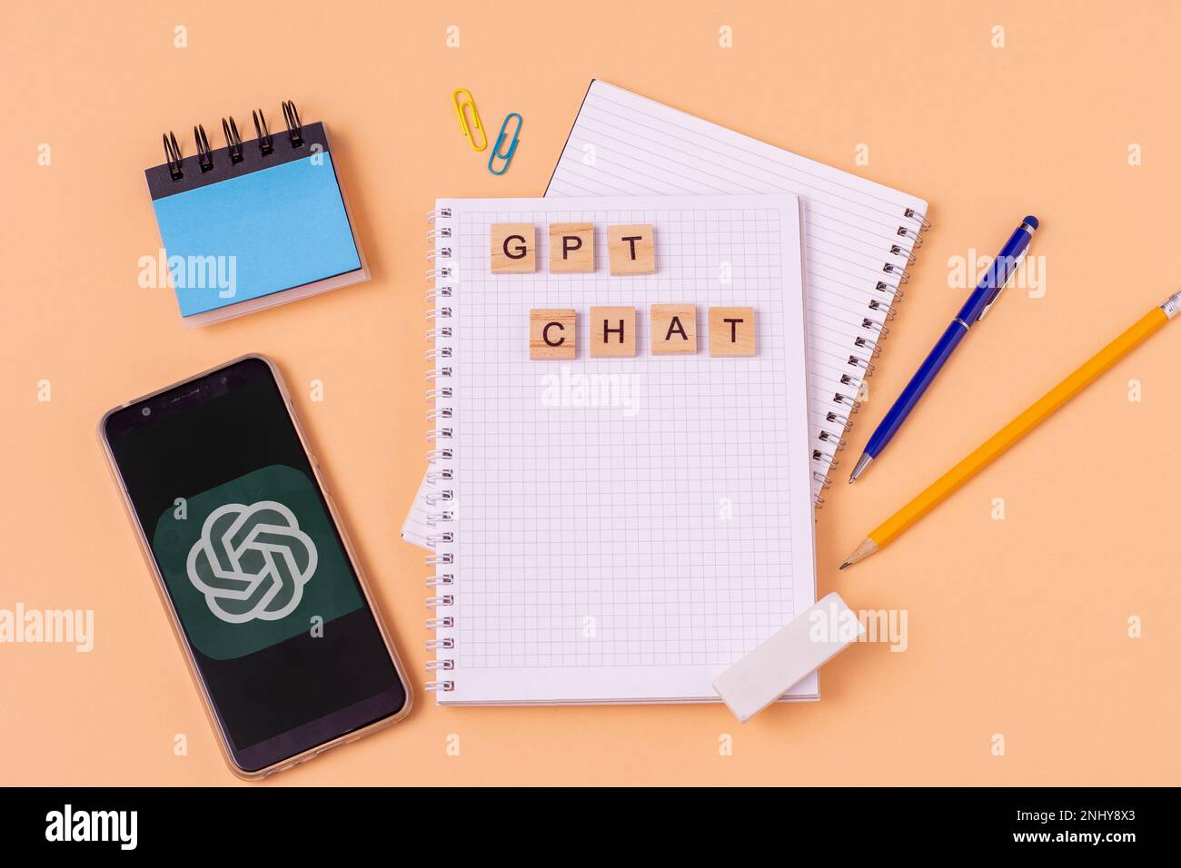 ChatGPT-Hintergrund. Wörter in Holzbuchstaben. Phrase GPT-Chat. Notizblock zum Arbeiten und Studieren von AI-Kopierbereichen. Website-Logo auf Smartphone. Chatbot OpenAI. Öffnen Sie das Notizbuch. Desktop Ukraine, Kiew - 21. Februar 2023 Stockfoto