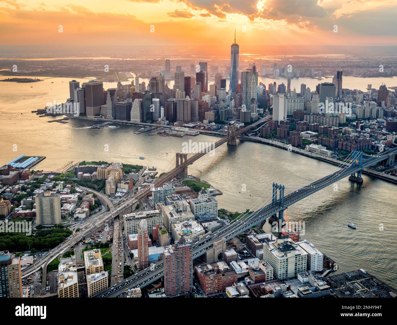 Manhatten Bridge, Brooklyn Bridge, Sonnenuntergang aus der Vogelperspektive über New York City Manhattan, New York, USA Stockfoto