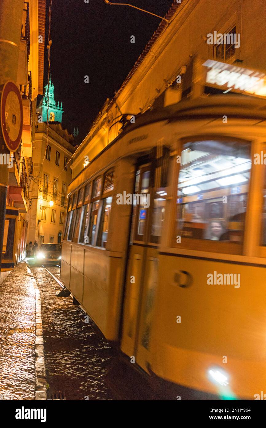 Historische Straßenbahnlinie 28 durch die Straßen von Lissabon/Portugal bei Nacht Stockfoto