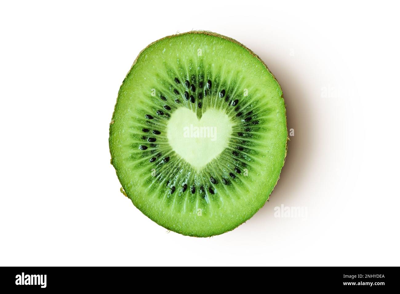 Herzförmige Kiwi auf weißem Hintergrund - Kiwi ist gut für die Gesundheit des Herzens Stockfoto