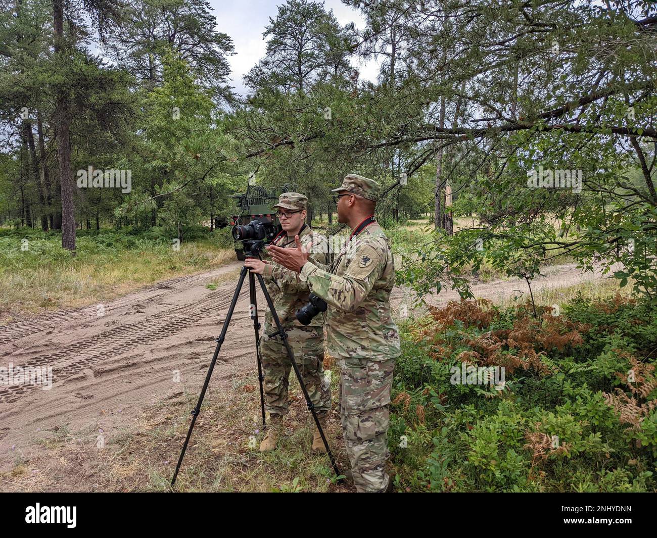 USA Army Sgt. Dustin Stewart, 126. Theater Public Affairs Support Element, Mentoren PFC. Erich Holbrook über Medienakquise zur Unterstützung von Training Northern Strike 22-2, August 3 2022. Holbrook sammelte Fotos und Videos des US Marine Wing Support Squad 471, das Wasserreinigungsanlagen am Howes Lake, Grayling, Michigan entlädt. Northern Strike ist dafür bestimmt, über 7.400 Servicemitarbeiter mit verschiedenen Schulungsformen herauszufordern, die die Interoperabilität zwischen mehreren Komponenten, multinationalen und behördenübergreifenden Partnern fördern. Stockfoto