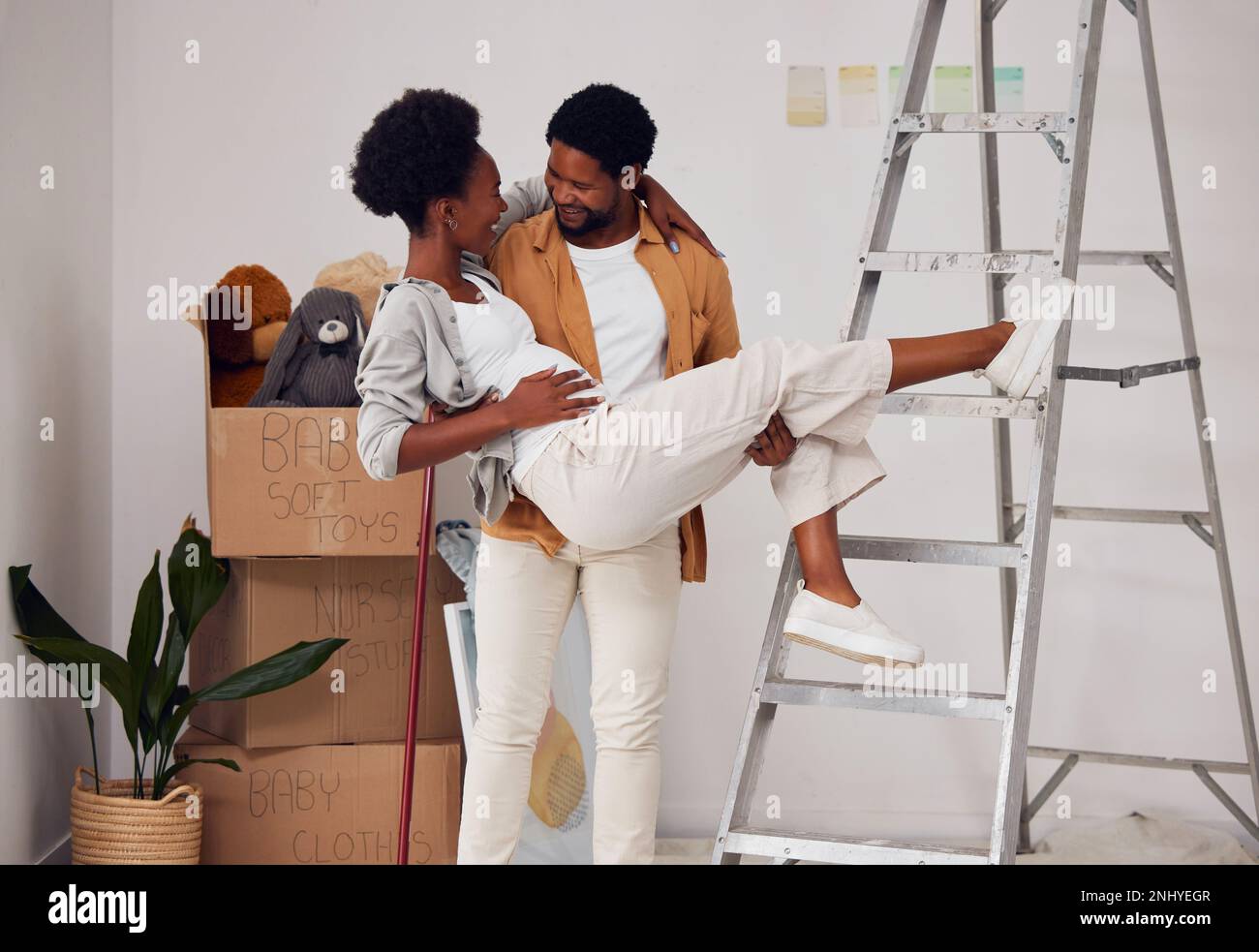 Liebe, Lifting oder schwarzes Paar bei Hausrenovierung, heimwerker oder Hausumbau zusammen mit Apartmentleiter. Glückliche Liebhaber, Partnerschaft oder afrikanischer Mann Stockfoto