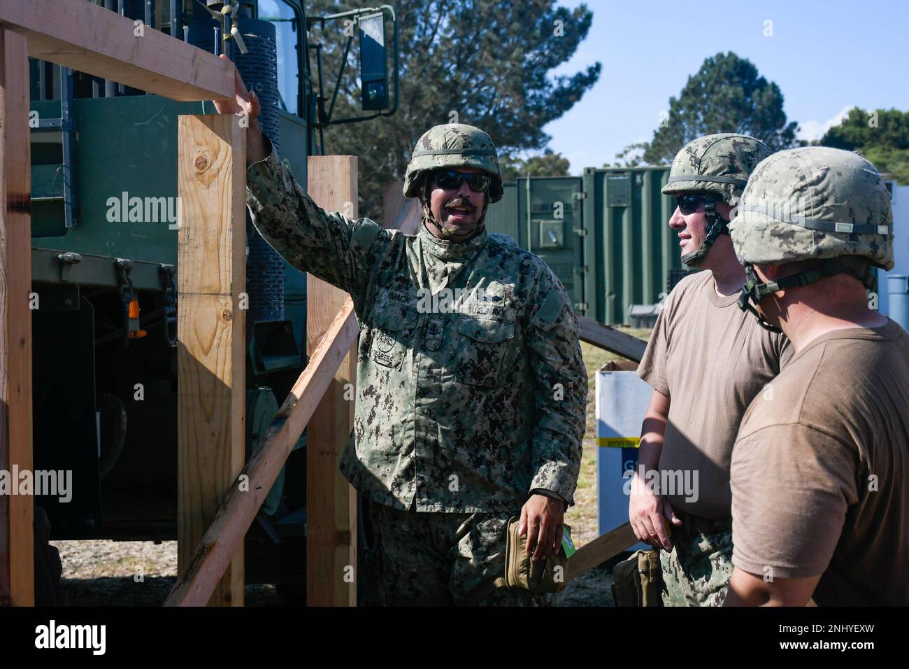 PORT HUENEME, Kalifornien (3. August 2022) der leitende Baumeister Jeff Rimack unterrichtet Seabees, die dem mobilen Baubataillon der Marine (NMCB) 18 zugeteilt sind, über Bautechniken, während er während der Feldübungsübung (FTX) des NMCB 18 einen Holzbunker baut. Die FTX dient der Analyse der Baukapazitäten eines Bataillons, der Expeditionslogistik und der Kampfoperationen zur Unterstützung größerer Kampfeinsätze, der Katastrophenbewältigung und der humanitären Hilfe. Stockfoto