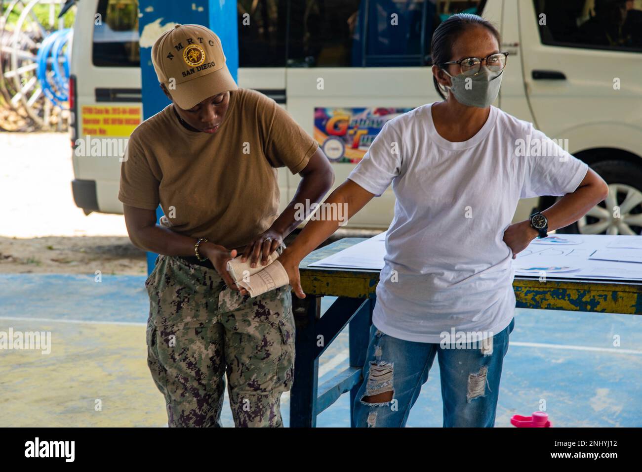 TARLAC, Philippinen (3. August 2022) – USA Navy Hospital Corpsman 1. Klasse Towanda Drake, aus Ridgeland, South Carolina, Left, demonstriert, wie man eine tierische Bisswunde mit einem lokalen Gesundheitspersonal einwickelt, während eine Veranstaltung zur Ausbildung von Gesundheitspersonal in der Barangay San Rafael Hall zur Unterstützung der Pacific Partnership 2022. Die Pazifikpartnerschaft ist die größte multinationale Mission zur Vorbereitung auf humanitäre Hilfe und Katastrophenhilfe, die jährlich im Indo-Pazifik durchgeführt wird. Sie ist seit 17. Jahren Teil der Partnerschaft. Stockfoto