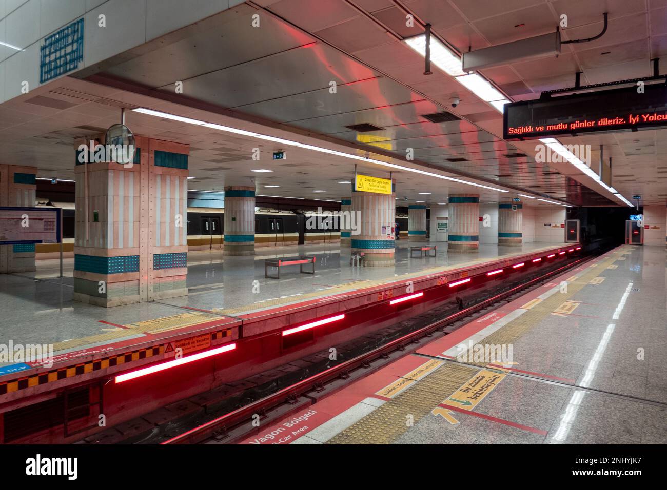 Leere U-Bahnstation am Flughafen Stockfoto