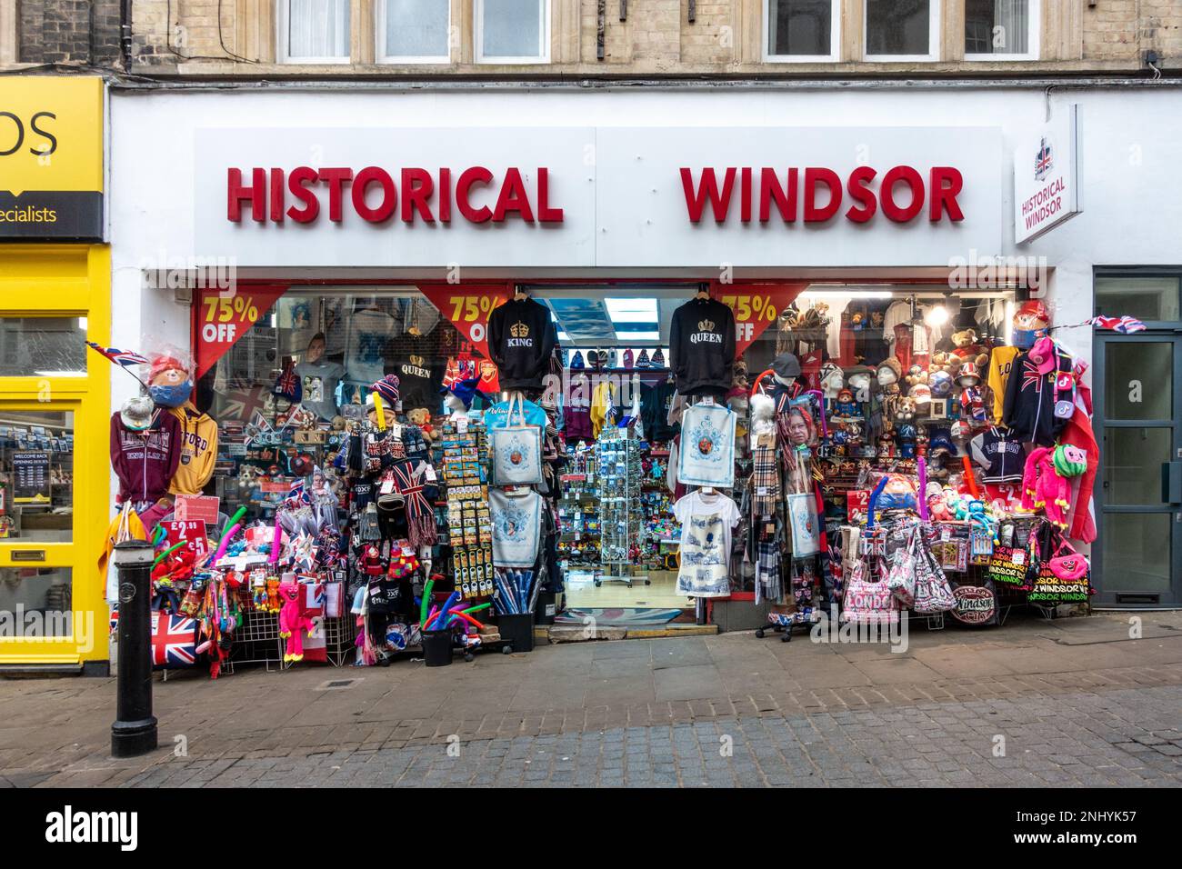 Ein Souvenirladen in der Peascod Street in Windsor, Großbritannien, namens Historical Windsor Stockfoto