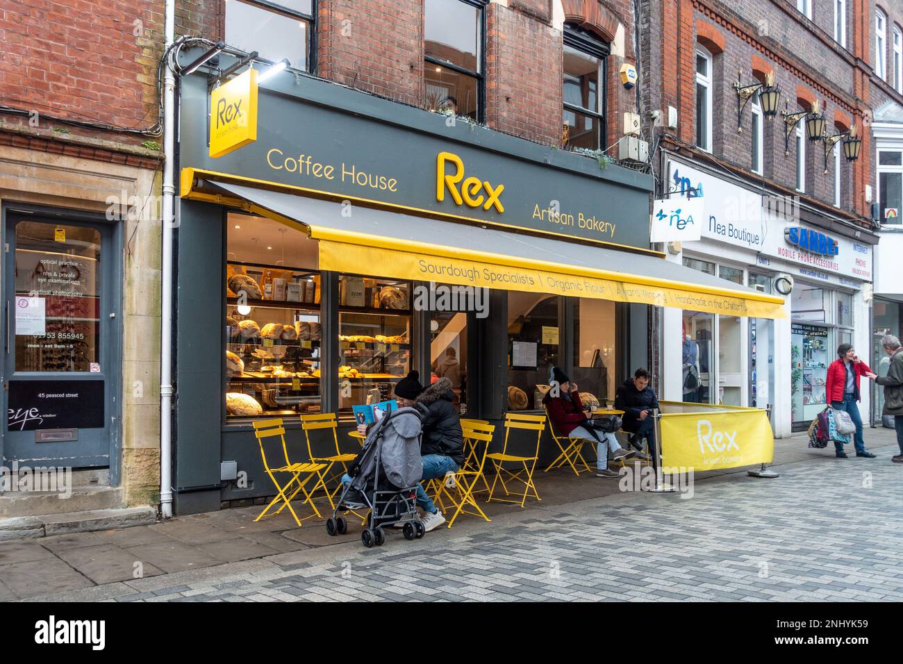 Eine handwerklich hergestellte Bäckerei und ein Café in der Peascod Street in Windsor, Großbritannien Stockfoto