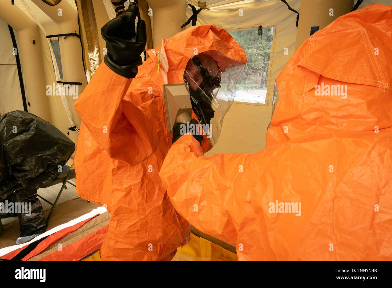 Das 55. Civil Support Team arbeitete mit Mdewakanton Fire and Public Safety, dem FBI Minneapolis Hazard Evidence Response Team und dem Minnesota State Fire Marshall für eine Feldübung in der Nähe von Shakopee, Minnesota, am 3. August 2022 zusammen. (Foto der Nationalgarde von Minnesota, Staff Sgt. Mahsima Alkamooneh) Stockfoto