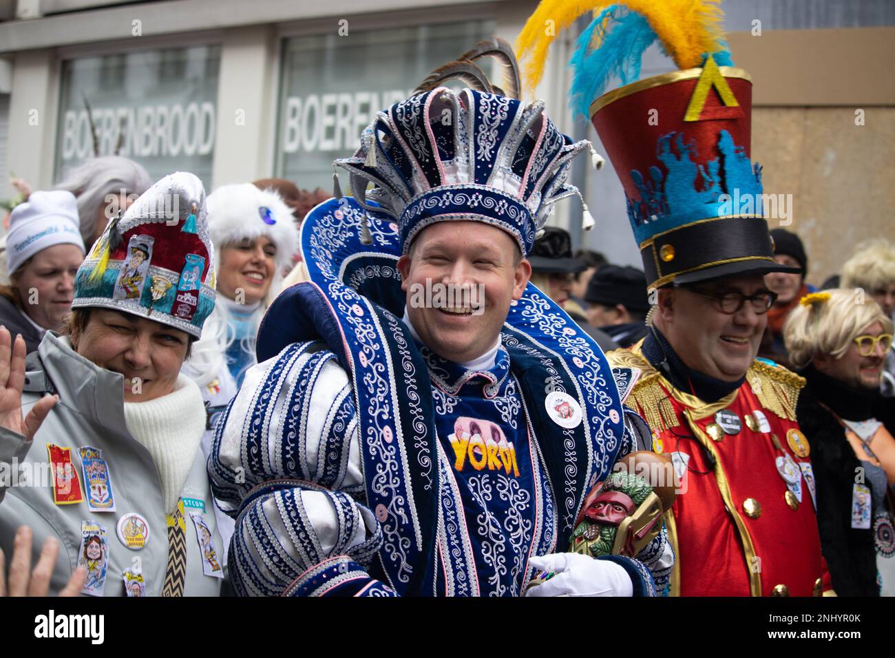 AALST, BELGIEN, 21. FEBRUAR 2023: Carnival Prince Yordi Ringoir und Bürgermeister Christophe d'Haese (NVA-Politiker, rechts) während des Aalst Carnival 'Voil Jane Stockfoto