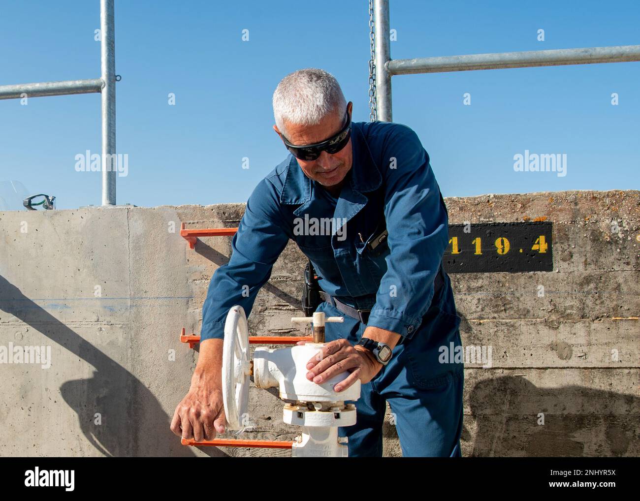 Avelino Lopez Rodriguez, Naval Supply Systems Command Fleet Logistics Center Sigonella Fuels Distribution Systems Operator, öffnet ein Kraftstoffventil während einer Inbetriebnahmephase der Pumpe am 3. August 3022 am Marinestützpunkt Rota, Spanien. Die beiden Tanks sind jetzt voll betriebsbereit und bringen eine Gesamtlagerkapazität von 15 % mehr Schiffsantriebskraftstoff (sogenanntes F76) und 9 % mehr Flugzeugkraftstoff (sogenanntes JP8) in die Anlage zurück. Stockfoto