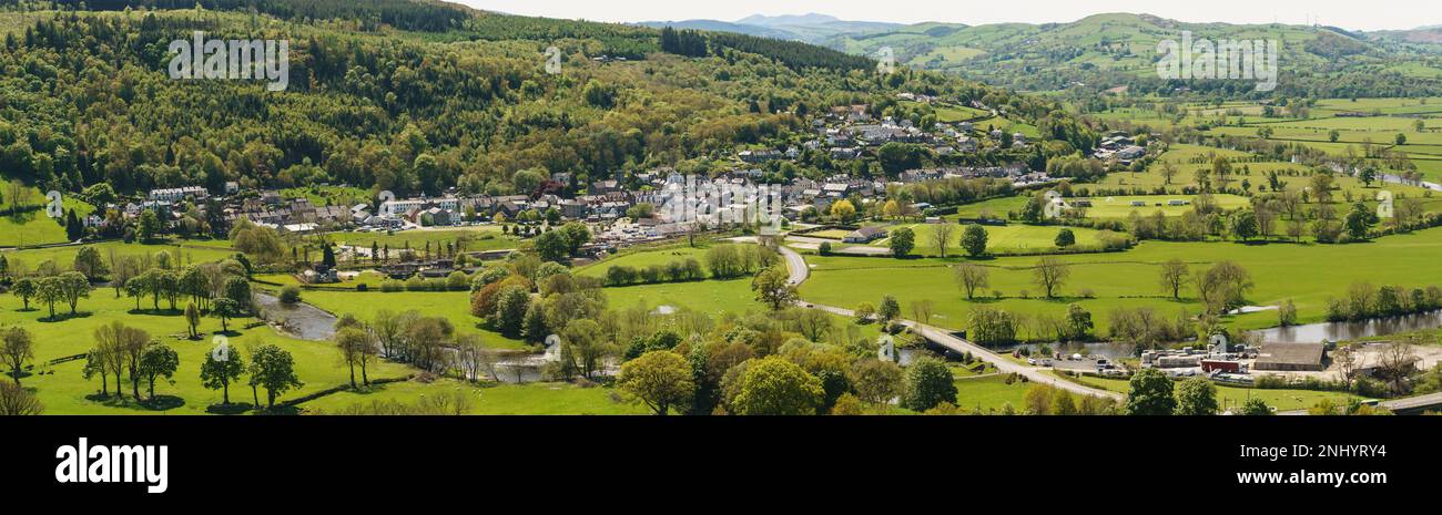 Panoramablick aus der Vogelperspektive auf Bauernhöfe und Hügel über der Stadt Corwen North Wales Stockfoto