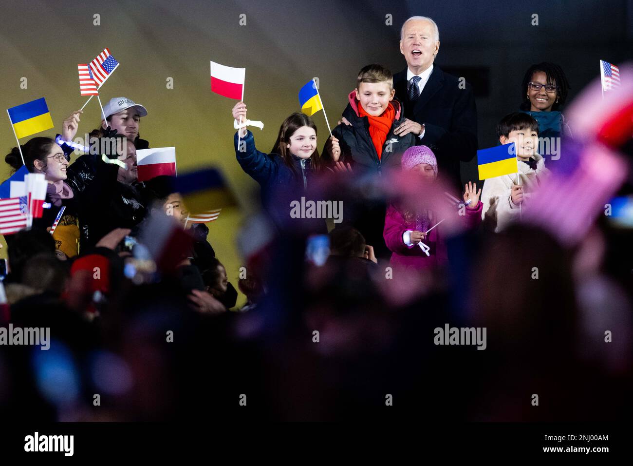 Warschau, Polen. 21. Februar 2023. Der Präsident der Vereinigten Staaten Joe Biden wurde in den königlichen Schlossgärten in Warschau, Polen, gesehen. Präsident Biden kam nach einem Überraschungsbesuch in Kiew (Ukraine) ein paar Tage vor dem ersten Jahrestag der russischen Invasion der Ukraine nach Polen. (Kreditbild: © Mateusz Slodkowski/ZUMA Press Wire) NUR REDAKTIONELLE VERWENDUNG! Nicht für den kommerziellen GEBRAUCH! Stockfoto